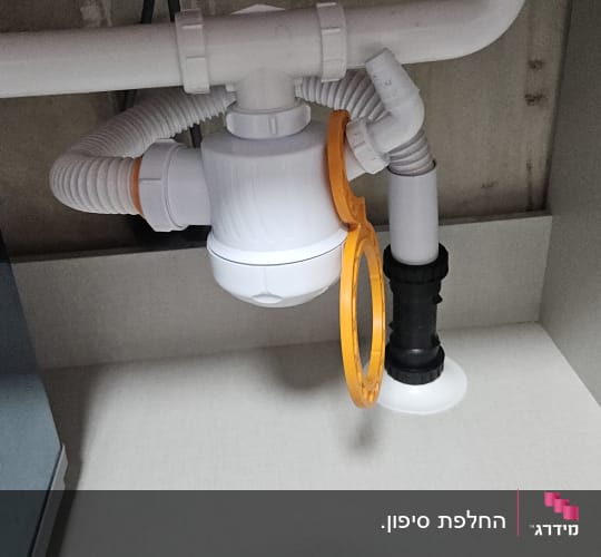 צנרת מתחת לכיור עם חלקים פלסטיים